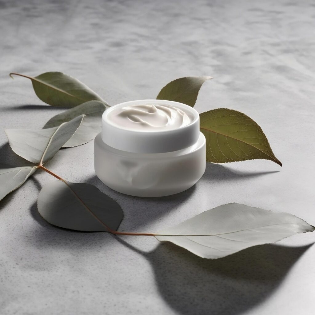Pot de crème avec feuillages